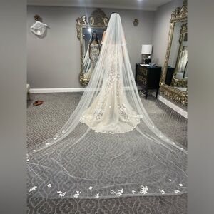 Galia Lahav veil. Matching the Maya wedding gown.